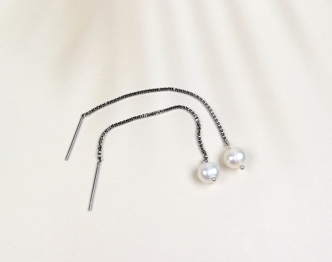 Ķēdītes auskari - balta pērle