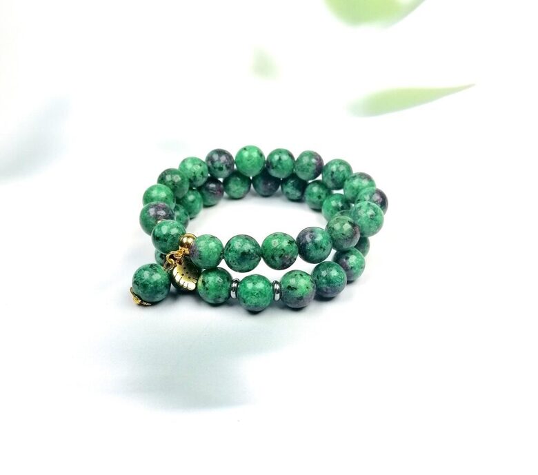 Rubīns zoisītā - izturībai, optimismam, līdzsvaram