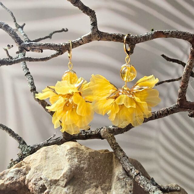 Dzelteni ziedu auskari