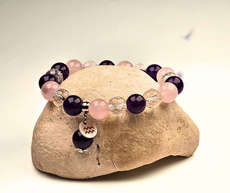 Aproce Ūdensvīram ar medaljonu