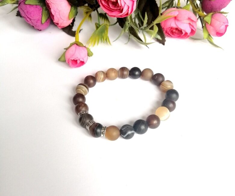 Brūnā ahāta rokassprādze -veiksmes un bagātības enerģija