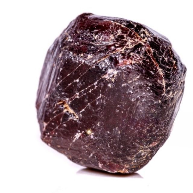 Granāta akmens tuvplāns uz balta fona