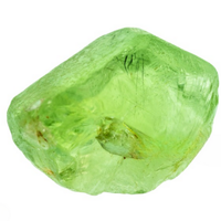 Peridots jeb hrizolīts tuvplānā uz balta fona