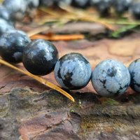 Sniegpārslu obsidiāna rokassprādze - miera un iekšējā līdzsvara simbols, kas nomierina domas un atgādina par vienkāršības skaistumu. Rotu Pļava.